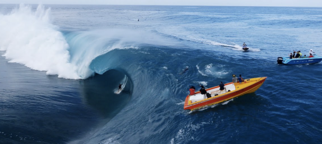 surfing Teahupoo tahiti